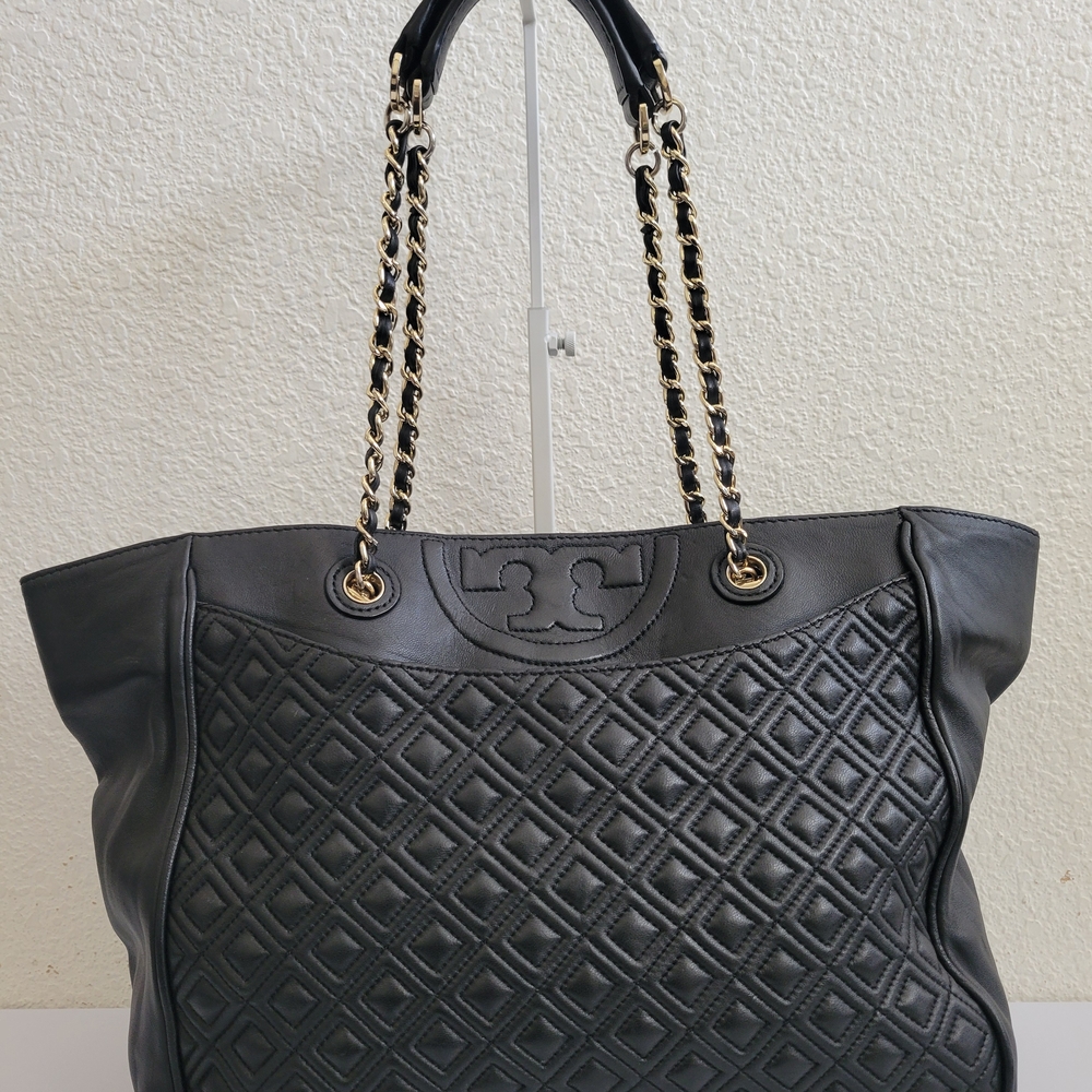 TORY BURCH FLEMING TRIPPLE COMPARTMENT TOTE.
